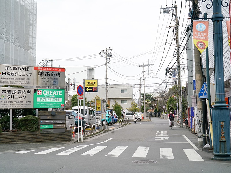 タイムズさん（駐車場）がある角を左に曲がっていただきます。